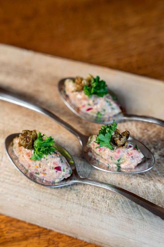Bouchees tartare, capres frites