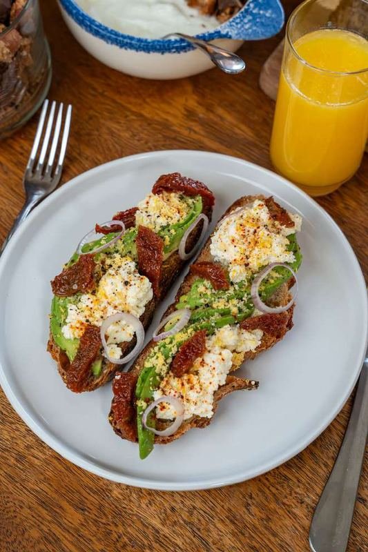 Avocado toast, tomates sechees